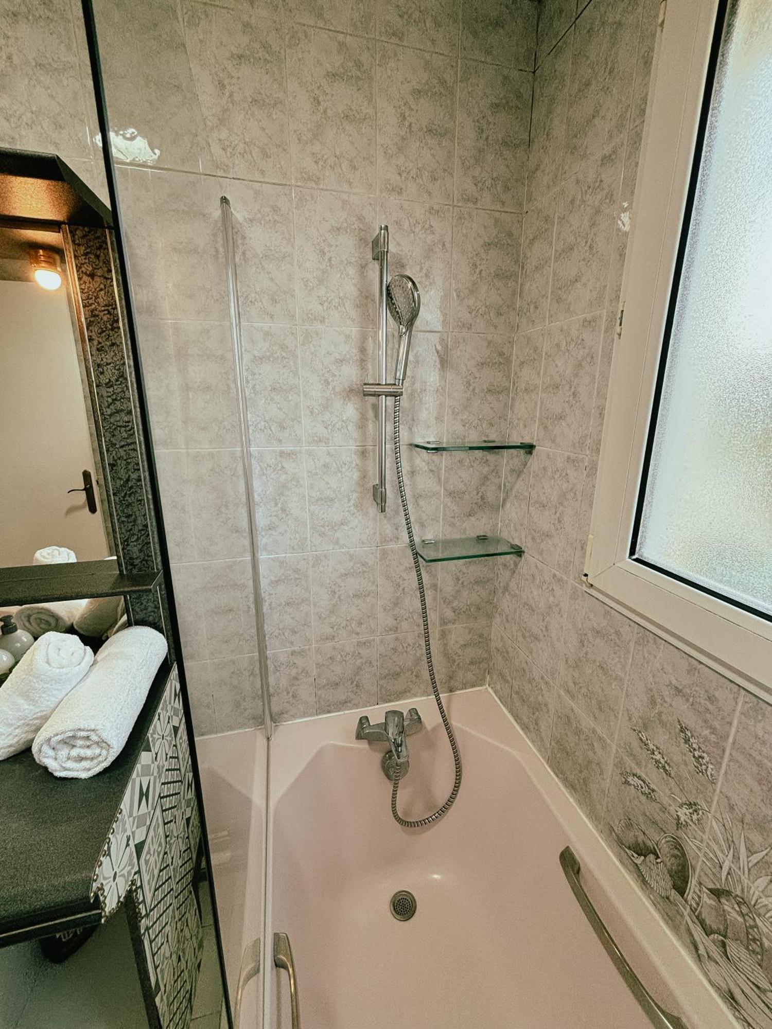 Duplex Avec Jardin - Proche Paris - Disneyland - Rer - Noisy-le-Grand Bagian luar foto
